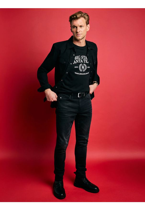 Big-Star - Koszulka męska z nadrukiem czarna Marr 906. Okazja: na co dzień. Kolor: czarny. Materiał: dzianina, bawełna, jeans. Wzór: nadruk. Styl: wizytowy, klasyczny, casual