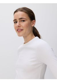 Reserved - Longsleeve w prążek - biały. Kolor: biały. Materiał: bawełna. Długość rękawa: długi rękaw. Wzór: prążki #1