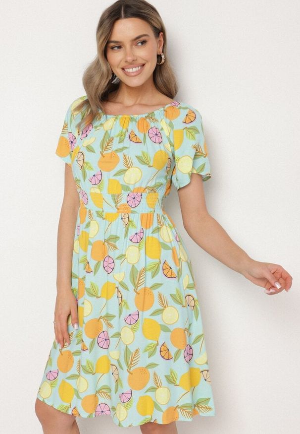 Born2be - Jasnoniebieska Sukienka Hiszpanka z Bawełną i Motywem Cytrusów Avfila. Okazja: na co dzień. Typ kołnierza: dekolt hiszpanka. Kolor: niebieski. Materiał: bawełna. Sezon: lato. Styl: casual, elegancki
