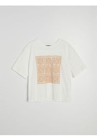 Sinsay - Bawełniana koszulka z aplikacją 3D - kremowy. Kolor: kremowy. Materiał: bawełna. Wzór: aplikacja #1