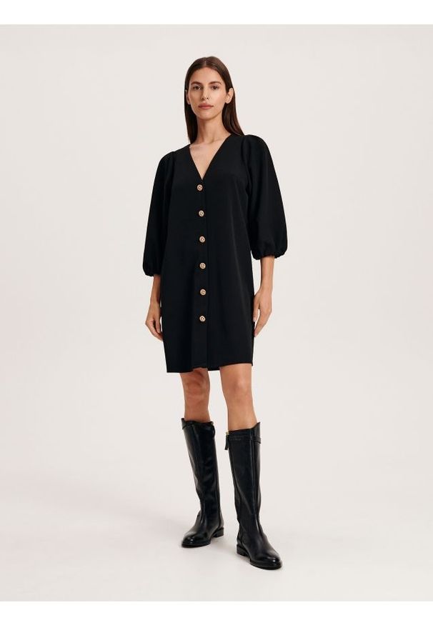 Reserved - Sukienka mini z ozdobnymi guzikami - czarny. Kolor: czarny. Materiał: tkanina. Wzór: gładki. Długość: mini