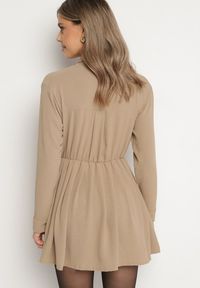 Born2be - Ciemnobeżowa Asymetryczna Sukienka o Koszulowym Kroju z Gumką w Talii Elodina. Kolor: beżowy. Długość rękawa: długi rękaw. Typ sukienki: asymetryczne, koszulowe. Styl: sportowy, elegancki #5