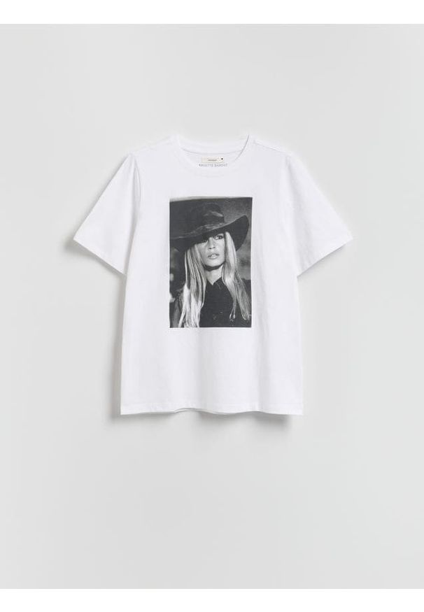 Reserved - T-shirt Brigitte Bardot - biały. Kolor: biały. Materiał: bawełna, dzianina. Wzór: gładki