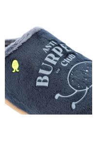 Hot Potatoes by Gioseppo - Granatowe Kapcie Gioseppo-Hot Potatoes Domowe Obuwie Męskie. Okazja: do domu. Kolor: niebieski. Materiał: futro, materiał. Wzór: nadruk, napisy #8