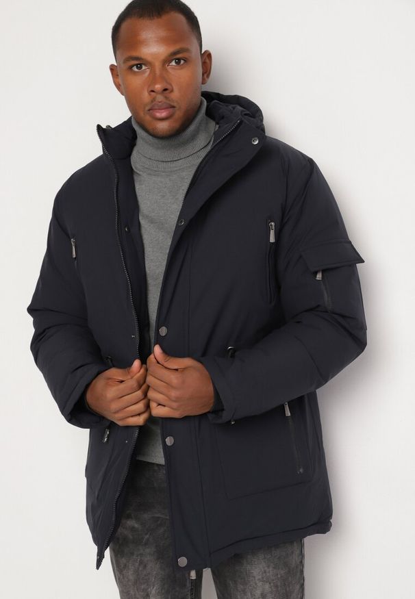 Born2be - Granatowa Kurtka Parka z Odpinanym Kapturem i Kieszeniami Ściągana w Talii Norira. Okazja: na co dzień. Kolor: niebieski. Materiał: jeans. Długość rękawa: długi rękaw. Długość: długie. Styl: elegancki, casual