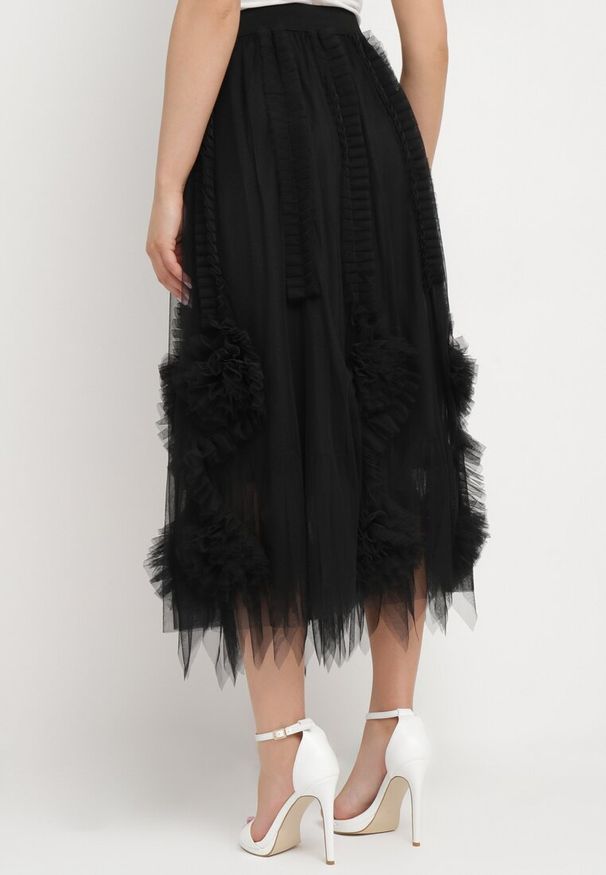 Born2be - Czarna Rozkloszowana Spódnica z Transparentnej Tkaniny Ozdobiona Falbanką Ninafri. Kolor: czarny. Materiał: tkanina. Wzór: aplikacja