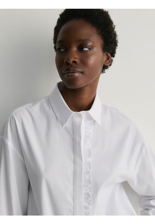 Reserved - Koszula z falbanką - biały. Kolor: biały. Materiał: tkanina, bawełna