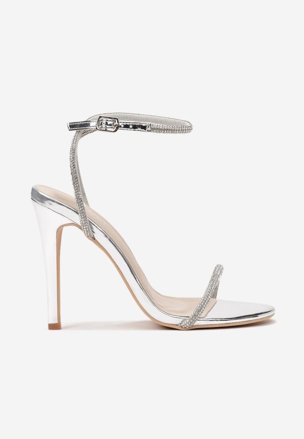 Born2be - Srebrne Sandały Kwed. Nosek buta: otwarty. Zapięcie: pasek. Kolor: srebrny. Materiał: lakier. Wzór: gładki, paski. Obcas: na szpilce. Styl: klasyczny