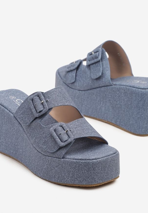 Renee - Niebieskie Denimowe Klapki na Koturnie z Ozdobnymi Klamrami Kinea. Okazja: na co dzień. Kolor: niebieski. Materiał: len. Obcas: na koturnie. Styl: elegancki, casual