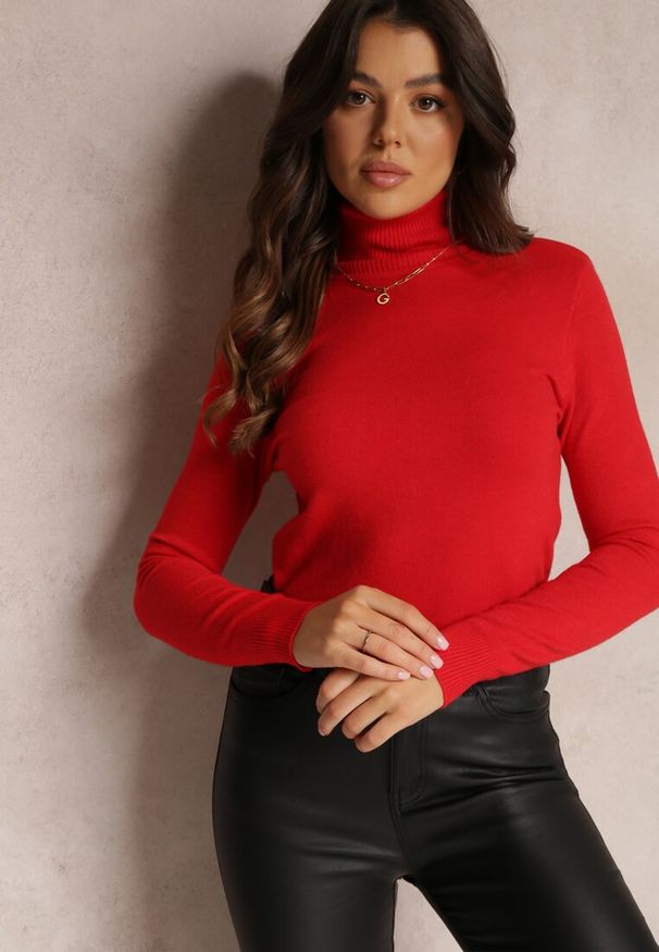Renee - Czerwony Golf Dopasowany Ungase. Typ kołnierza: golf. Kolor: czerwony. Materiał: tkanina, jeans. Długość rękawa: długi rękaw. Długość: długie. Sezon: zima, jesień