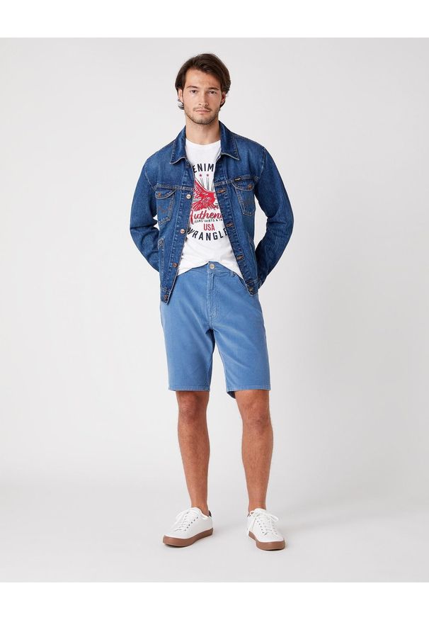 Wrangler - MĘSKI T-SHIRT WRANGLER SS CLASSIC AMERICANA WHITE W7AHD3989 112131341. Okazja: na imprezę, na uczelnię, do pracy, na co dzień. Typ kołnierza: okrągły. Materiał: tkanina, materiał, denim, bawełna, jeans. Długość rękawa: krótki rękaw. Długość: krótkie. Wzór: aplikacja, napisy, nadruk. Sezon: lato. Styl: casual, retro, vintage, klasyczny