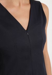 Born2be - Granatowa Sukienka o Rozkloszowanym Kroju z Dekoltem w Serek Alifia. Okazja: na co dzień, na spacer, na imprezę. Typ kołnierza: dekolt w serek. Kolor: niebieski. Długość rękawa: bez rękawów. Typ sukienki: rozkloszowane, proste. Styl: klasyczny, casual #7