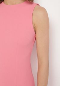 Born2be - Różowa Ołówkowa Sukienka Bez Rękawów z Wiskozą Nelazira. Okazja: na co dzień. Kolor: różowy. Materiał: wiskoza. Długość rękawa: bez rękawów. Typ sukienki: ołówkowe. Styl: casual, elegancki, klasyczny #5