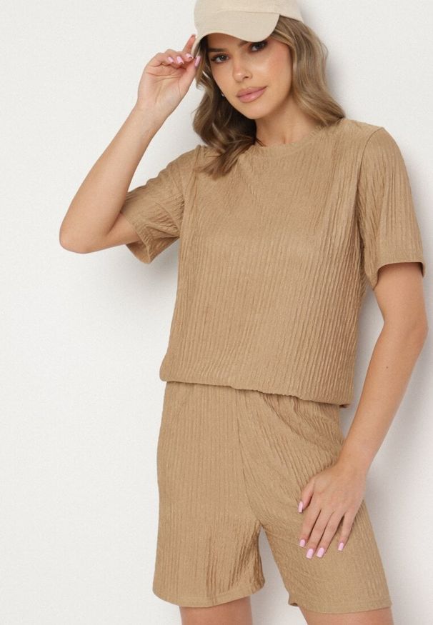 Born2be - Beżowy Komplet Koszulka i Szorty z Tłoczonym Wzorem Halinnaia. Kolor: beżowy