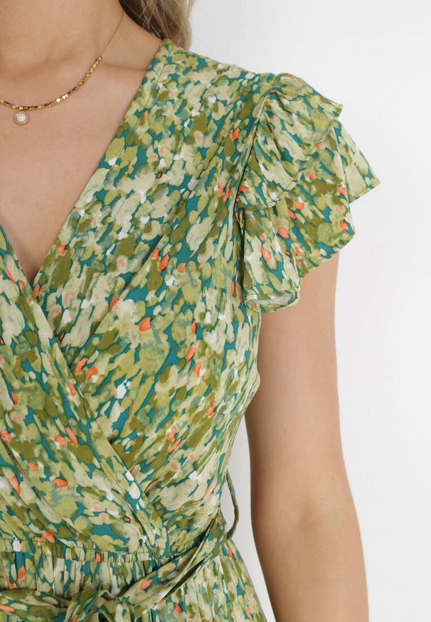 Born2be - Zielona Rozkloszowana Sukienka Maxi z Wiskozy Cellen. Typ kołnierza: kołnierz z falbankami, dekolt kopertowy. Kolor: zielony. Materiał: wiskoza. Wzór: aplikacja. Typ sukienki: kopertowe. Długość: maxi