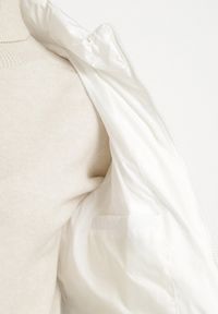 Born2be - Biała Kurtka Przejściowa z Kapturem i Ozdobnym Pikowaniem Cilvessa. Okazja: na co dzień, na spacer. Typ kołnierza: kaptur. Kolor: biały. Materiał: poliester, jeans. Styl: klasyczny, casual, elegancki #4