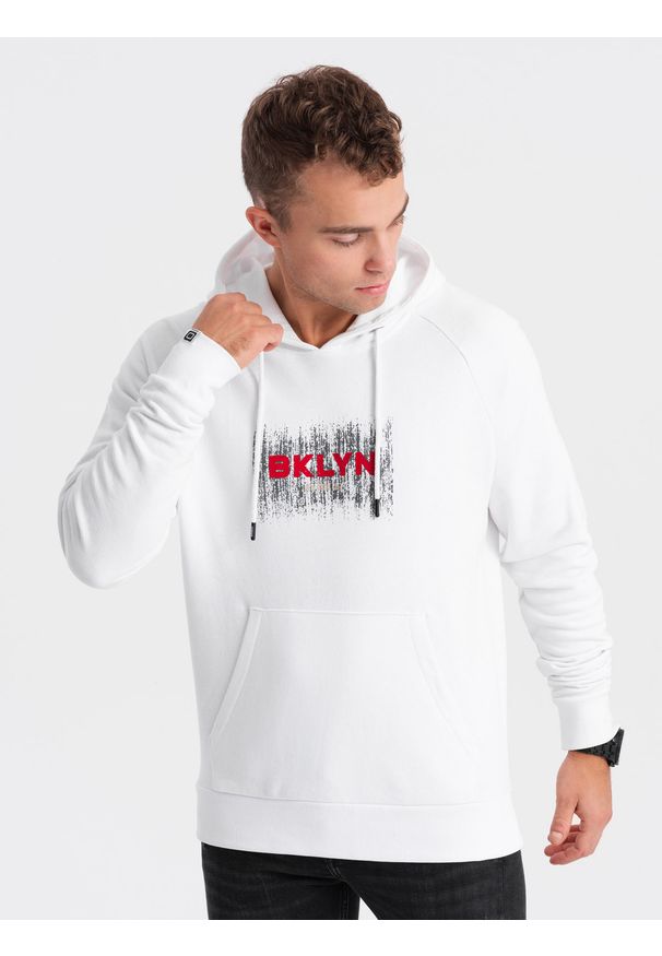Ombre Clothing - Męska klasyczna bluza kangurka z nadrukiem - biała V1. Typ kołnierza: kaptur. Kolor: biały. Materiał: poliester, bawełna. Wzór: nadruk. Styl: klasyczny
