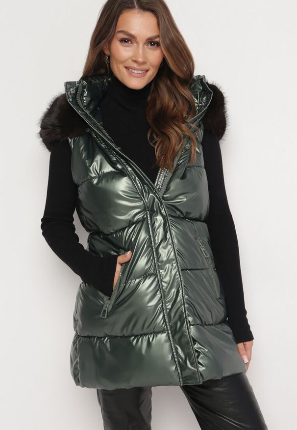 Born2be - Zielona Kamizelka Pikowana z Kapturem i Futerkiem Adamisia. Typ kołnierza: kaptur. Kolor: zielony. Materiał: futro. Wzór: aplikacja
