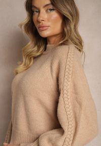 Renee - Ciemnobeżowy Sweter z Wiskozą i Splotem w Stylu Warkocz z Półgolfem Sinithia. Kolor: beżowy. Materiał: wiskoza. Wzór: ze splotem. Sezon: zima