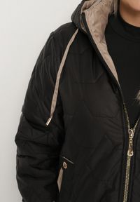 Born2be - Czarna Pikowana Kurtka z Kapturem i Przedłużonym Tyłem Tulunia. Okazja: na spacer. Typ kołnierza: kaptur. Kolekcja: plus size. Kolor: czarny. Materiał: jeans. Wzór: aplikacja. Styl: elegancki #6