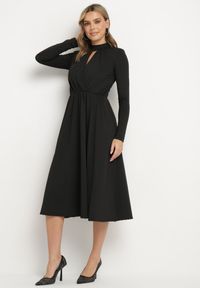 Born2be - Czarna Rozkloszowana Sukienka z Ozdobnym Wycięciem i Usztywnioną Linią Ramion Rivfedi. Okazja: na co dzień, na imprezę. Kolor: czarny. Długość rękawa: długi rękaw. Typ sukienki: proste. Styl: casual, elegancki #4