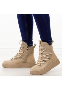 Beżowe skórzane botki damskie Cambell 52330. Okazja: na co dzień. Nosek buta: okrągły. Zapięcie: sznurówki. Kolor: beżowy. Materiał: skóra. Szerokość cholewki: normalna. Sezon: zima, jesień. Styl: elegancki, casual, klasyczny #1