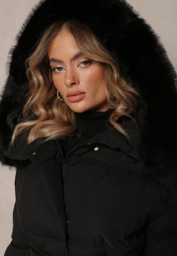 Renee - Czarna Wiązana Kurtka z Pikowaniem i Kapturem z Futerkiem Elinerra. Kolor: czarny. Materiał: futro