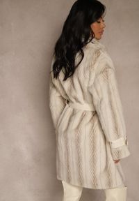 Renee - Jasnobeżowy Płaszcz Futerko z Paskiem z Imitacji Skóry i Klamrami przy Mankietach Charysha. Kolor: beżowy. Materiał: skóra, futro. Styl: elegancki #5