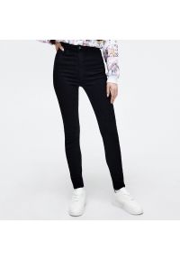 Cropp - Czarne jeansy high waist - Czarny. Stan: podwyższony. Kolor: czarny