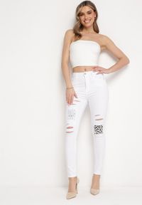 Born2be - Białe Spodnie Skinny z Dziurą i Panterkową Łatką Halitellia. Kolor: biały. Materiał: skóra. Długość: długie. Styl: elegancki #6