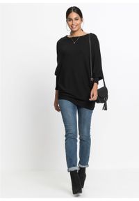Sweter oversize z asymetrycznym dołem bonprix czarny. Kolor: czarny. Wzór: prążki #3