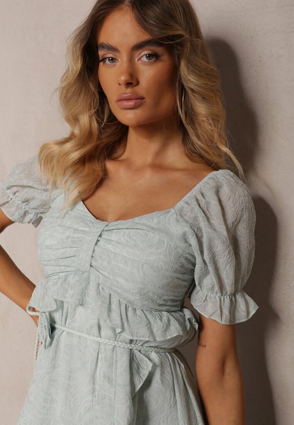 Renee - Zielona Rozkloszowana Sukienka z Falbankami i Bufiastymi Rękawami Zdobiona Broszką Simadea. Typ kołnierza: kołnierz z falbankami. Kolor: zielony. Wzór: aplikacja. Typ sukienki: rozkloszowane. Styl: elegancki