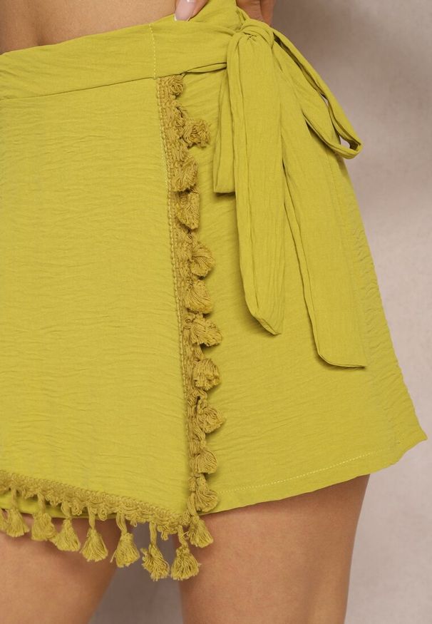 Renee - Jasnozielone Szorty Imitujące Spódnicę Ozdobione Chwostami z Gumką w Talii i Wiązaniem Tiamasue. Okazja: na co dzień. Kolor: zielony. Materiał: len. Wzór: aplikacja. Styl: casual, wakacyjny