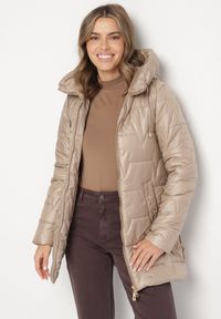 Born2be - Beżowa Pikowana Kurtka Przejściowa z Bocznymi Suwakami i Kapturem Soralessa. Okazja: na co dzień, do pracy, na spotkanie biznesowe. Kolor: beżowy. Materiał: dzianina, jeans. Długość rękawa: długi rękaw. Długość: długie. Styl: biznesowy, casual #3