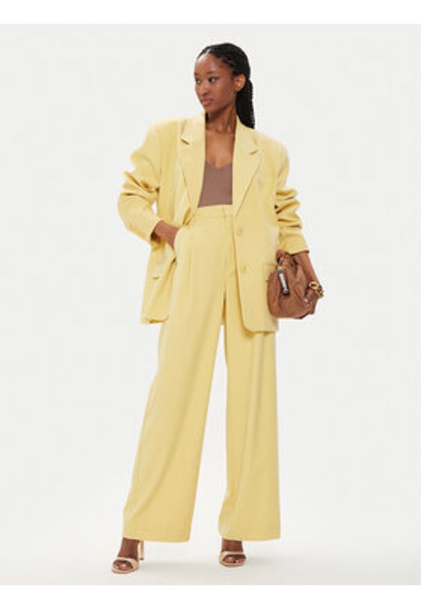 GESTUZ - Gestuz Spodnie materiałowe Paula 10906861 Żółty Relaxed Fit. Kolor: żółty. Materiał: syntetyk