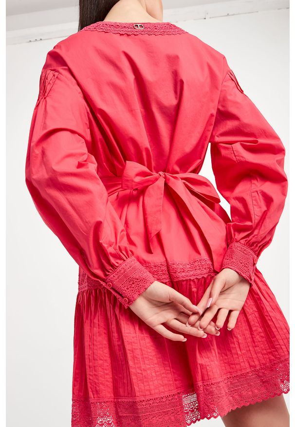 Twinset Milano - Sukienka TWINSET. Materiał: koronka. Długość rękawa: długi rękaw. Wzór: koronka