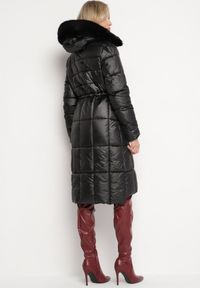 Born2be - Czarna Pikowana Kurtka z Kapturem z Futerkiem z Możliwością Odpięcia Ściągana w Talii Ravanna. Okazja: na co dzień. Typ kołnierza: kaptur. Kolor: czarny. Materiał: futro. Styl: casual, elegancki #2