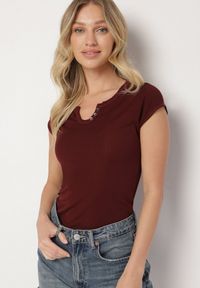 Born2be - Bordowy T-shirt o Dopasowanym Kroju z Wycięciem i Guzikami przy Dekolcie Ballirea. Kolor: czerwony. Materiał: tkanina. Sezon: lato. Styl: klasyczny