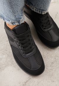 Renee - Czarne Sneakersy z Geometrycznym Wzorem Elrineth. Kolor: czarny. Materiał: prążkowany, jeans. Wzór: geometria #5