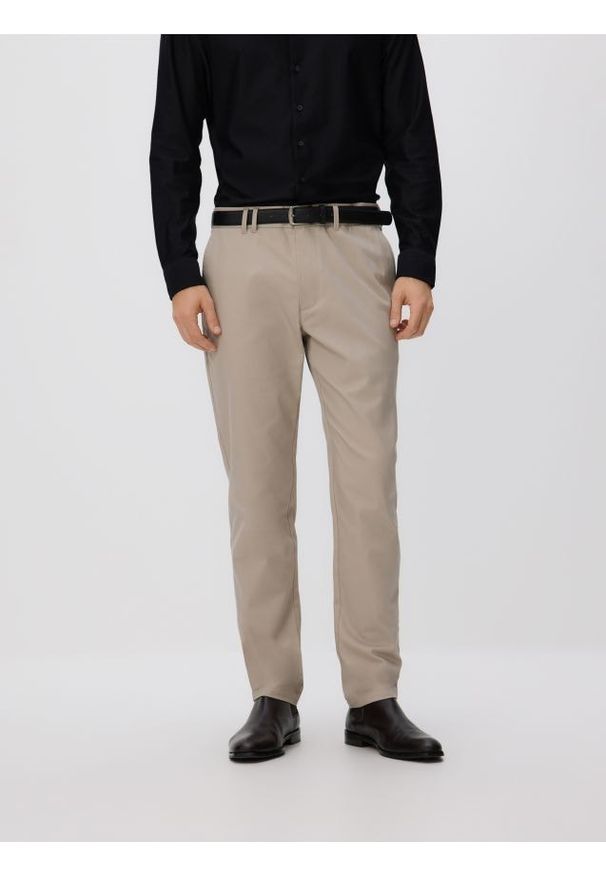 Reserved - Spodnie chino slim z paskiem - beżowy. Kolor: beżowy. Materiał: tkanina, bawełna