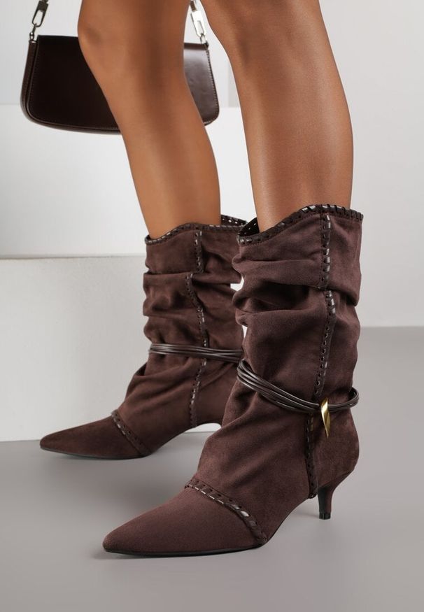 Born2be - Brązowe Marszczone Botki na Obcasie Typu Kaczuszka ze Sznurkiem i Ozdobą Avidvire. Okazja: na co dzień. Kolor: brązowy. Materiał: jeans. Wzór: aplikacja. Obcas: na obcasie. Styl: casual, elegancki. Wysokość obcasa: średni