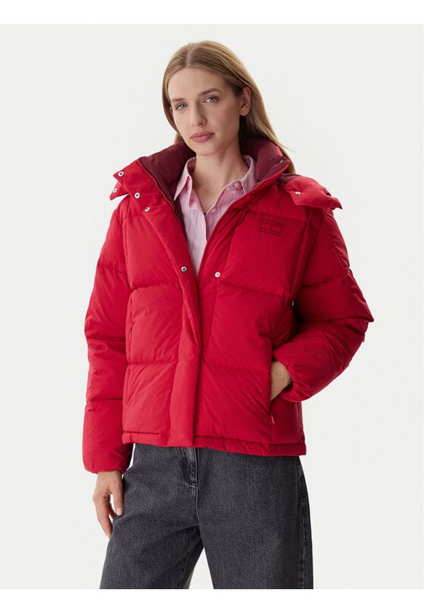 Tommy Jeans Kurtka puchowa Alaska DW0DW21623 Czerwony Relaxed Fit. Kolor: czerwony. Materiał: syntetyk