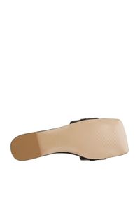 Wittchen - Damskie klapki skórzane z połyskującą klamrą. Kolor: czarny. Materiał: skóra. Wzór: aplikacja. Sezon: lato. Obcas: na obcasie. Styl: klasyczny, elegancki. Wysokość obcasa: niski #9