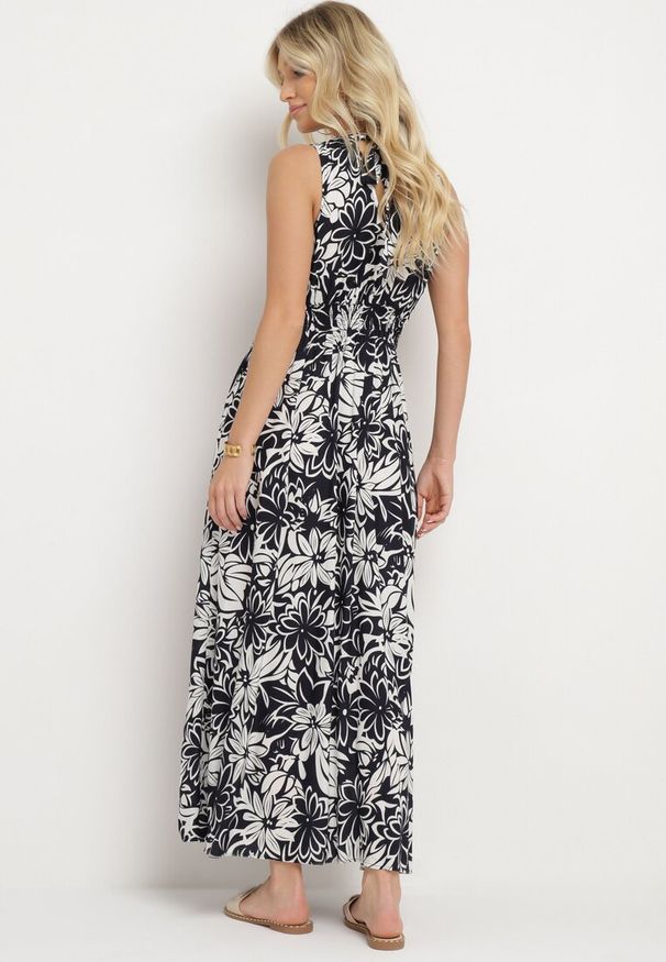 Born2be - Czarna Wiskozowa Sukienka z Kopertowym Dekoltem Wiązana na Szyi z Gumką w Talii Vikissai. Kolor: czarny. Materiał: wiskoza. Typ sukienki: kopertowe. Styl: elegancki, wizytowy, rockowy