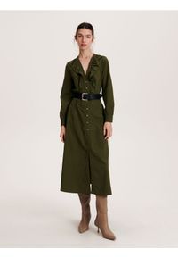 Reserved - Sukienka midi z paskiem - ciemnozielony. Kolor: zielony. Materiał: bawełna, tkanina. Wzór: gładki. Typ sukienki: proste. Długość: midi #1