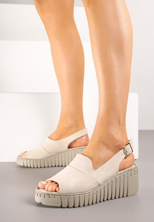 Renee - Beżowe Sandały na Tłoczonym Koturnie Vices Reaveline. Okazja: do pracy, na plażę. Zapięcie: sprzączka. Kolor: beżowy. Obcas: na koturnie. Styl: elegancki. Wysokość obcasa: średni