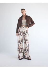 Reserved - Jeansy wide leg ze zwierzęcym wzorem - wielobarwny. Wzór: motyw zwierzęcy #1