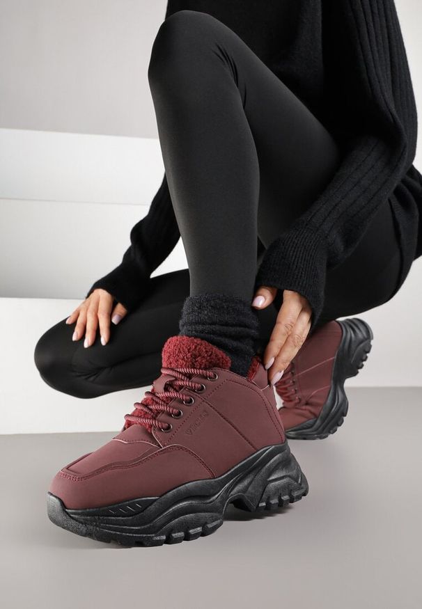 Renee - Bordowe Trapery Sneakersy Vices na Platformie z Tłoczeniem Nirrise. Okazja: na co dzień. Kolor: czerwony. Materiał: dresówka. Obcas: na platformie. Styl: casual