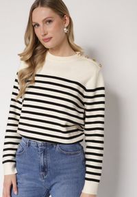 Born2be - Czarno-Kremowy Sweter z Wiskozą w Paski z Guzikami Lillenia. Okazja: na co dzień. Kolor: czarny. Materiał: wiskoza. Wzór: paski. Styl: casual, elegancki #5
