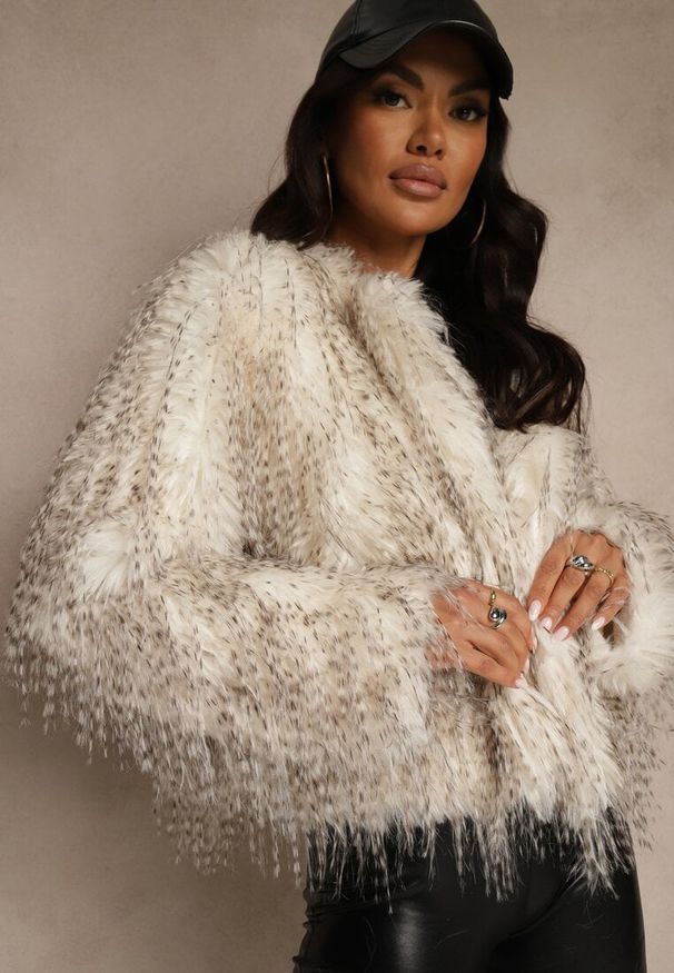 Renee - Biała Kurtka Futerko Ozdobione Cieniowaniem Tusirra. Kolekcja: plus size. Kolor: biały. Materiał: futro. Wzór: aplikacja. Styl: elegancki